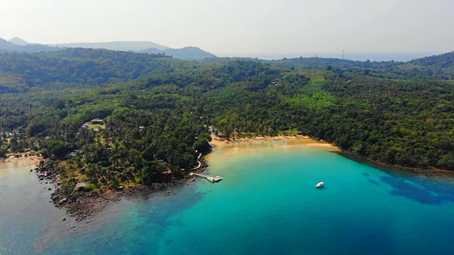 美丽的鸟瞰图海滩和大海与椰子树天堂岛视频素材