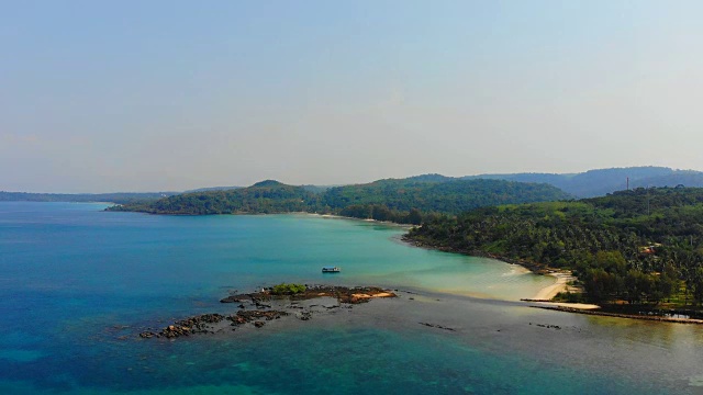 美丽的鸟瞰图海滩和大海与椰子树天堂岛视频素材