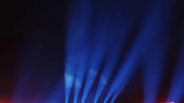 舞台灯光。蓝色的。明亮的舞台灯光闪烁。视频素材
