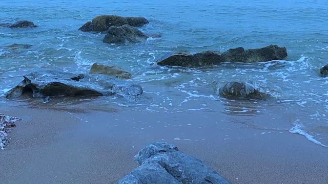 慢动作:海浪卷起白色沙滩的特写镜头视频素材