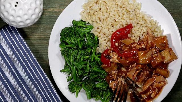 鸡砂锅饭和蔬菜视频素材