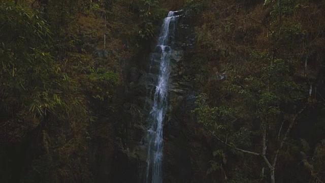 航拍隐藏在森林里的美丽瀑布视频素材