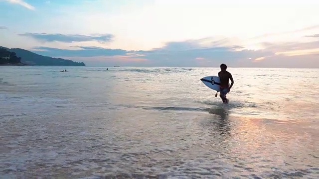 冲浪者向海滩走去视频素材