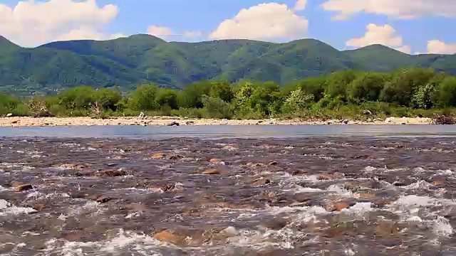 湍急的河流，山景和石滩。水景观视频素材