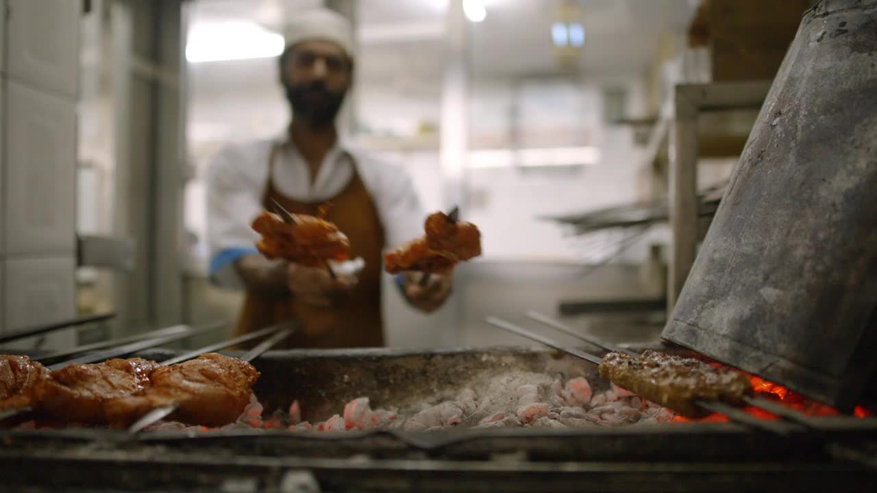 晚上在中东市场的烤肉市场上烹饪烤肉串视频下载