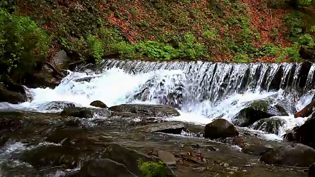 森林深处的高山瀑布。河水在山间流淌视频素材