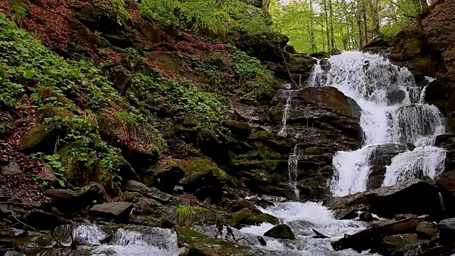 山瀑布景观。湍急的水流在岩石上流淌视频素材