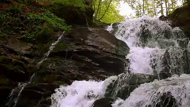 景观与瀑布和河流在山区流动。级联的瀑布视频素材