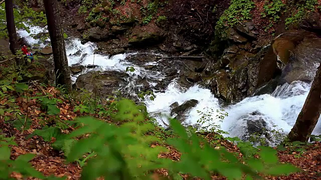 山瀑布景观。河流在山区流动视频素材