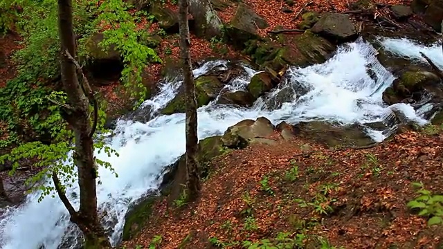 瀑布落在石头中。河景观山视频素材