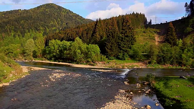 夏季景观有河流和山脉。多山的地形视频素材