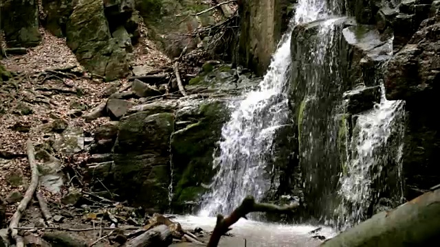 野生高山瀑布景观。水流在岩石的小路上流动视频素材