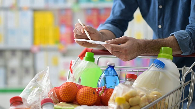 男人在杂货店购物视频素材