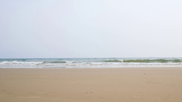 海滩沙滩的景观，在暴风雨来临前的傍晚气氛视频素材