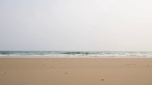 海滩沙滩的景观，在暴风雨来临前的傍晚气氛视频素材