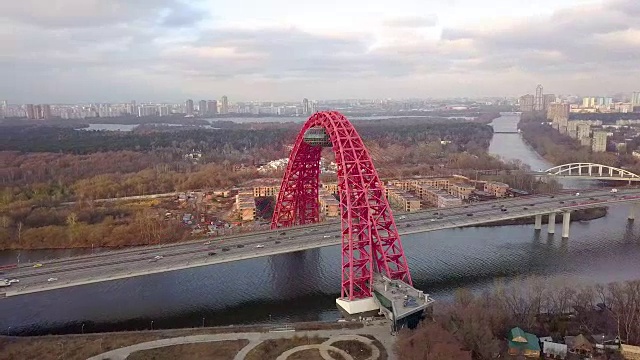 在发展中的莫斯科城市，缆线保持了风景如画的大桥和汽车交通视频素材