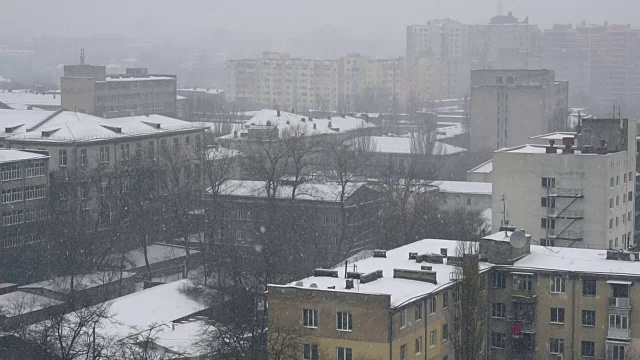 城市里降雪的慢动作。冬天好背景。冬天视频素材