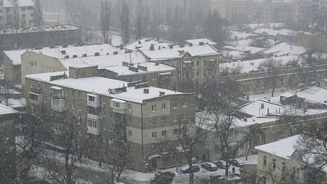 城市里降雪的慢动作。冬天好背景。冬天视频素材