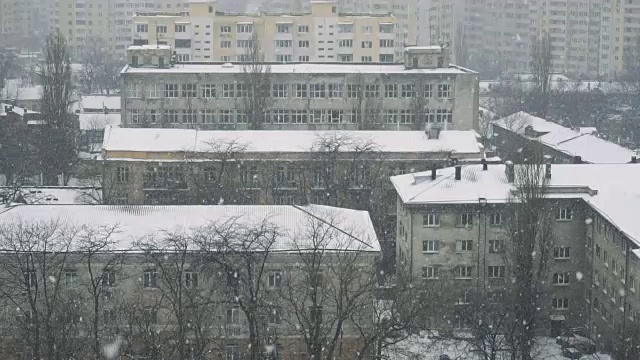 城市里降雪的慢动作。冬天好背景。冬天视频素材