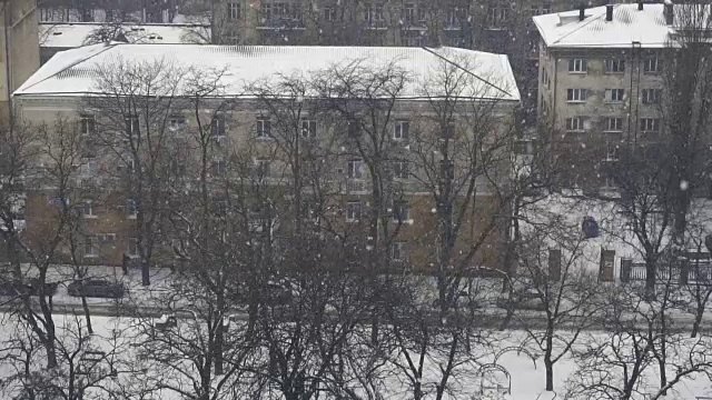 城市里降雪的慢动作。冬天好背景。冬天视频素材