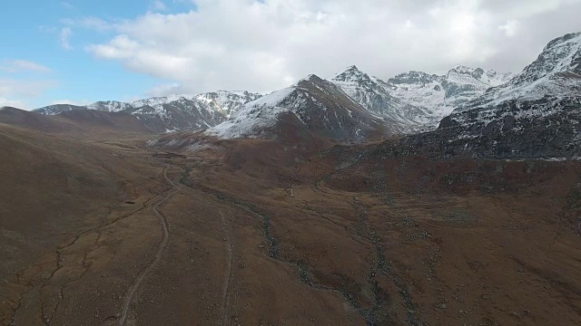 鸟瞰火山上的雪。视频素材