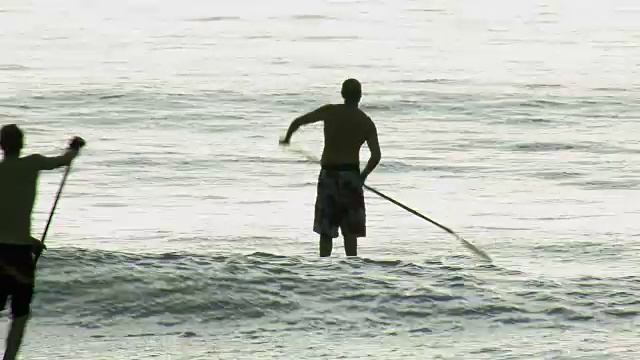 冲浪手乘着温和的海浪视频素材