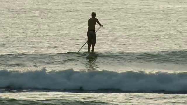 年轻人在海浪中冲浪视频素材