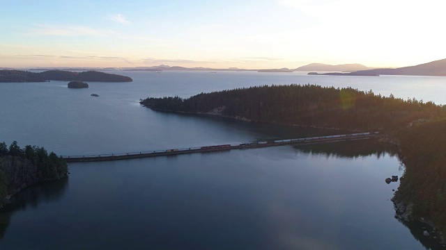 日落火车水穿越圣胡安群岛华盛顿州美国贝灵汉湾空中4K无人机飞行视频素材