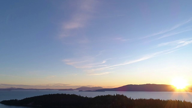 遥远的太平洋西北华盛顿州岛-太阳落在地平线后面视频素材