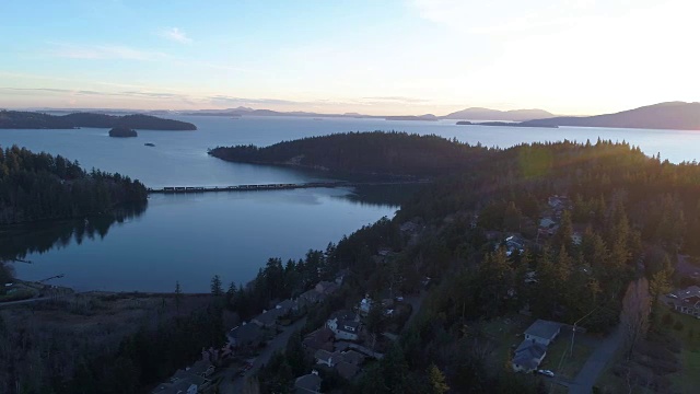 pan Across Pacific Northwest Ocean Waterfront Landscape贝灵汉美国华盛顿，日落的观点，进水口火车穿过水视频素材