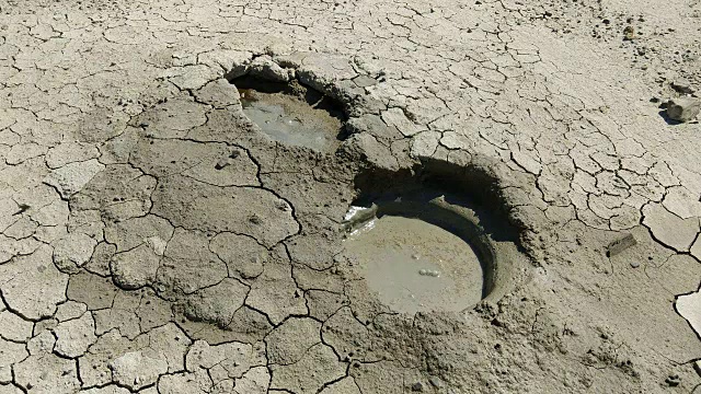 泥火山的火山口，汩汩的泥浆视频下载