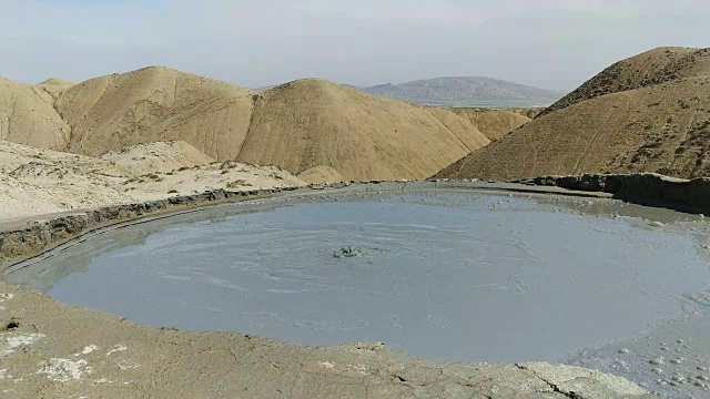 泥火山的火山口，汩汩的泥浆视频素材