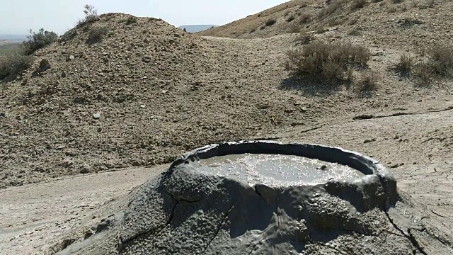 泥火山的火山口，汩汩的泥浆视频素材