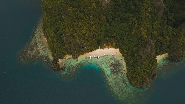 热带海滩与船，鸟瞰图。热带岛屿视频素材