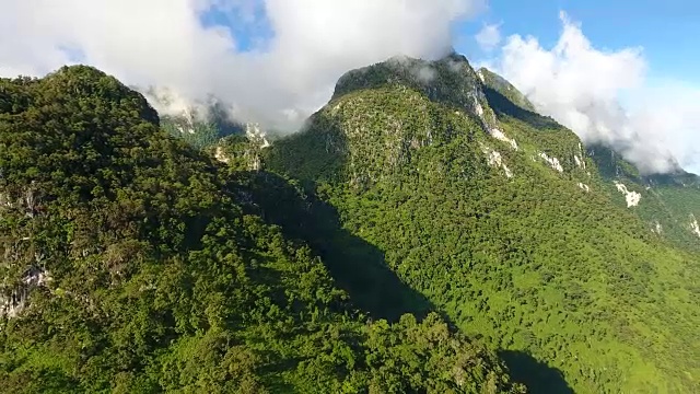 山景和森林鸟瞰图。视频素材