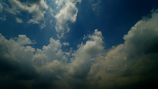 4K白云在蓝天上的时间流逝视频素材