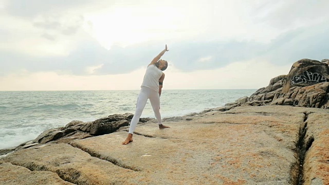 女子练习瑜伽祈祷姿势Pranamasana和武士姿势Virabhadrasana视频素材