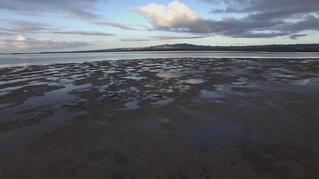 清晨湖泊的航拍镜头视频下载