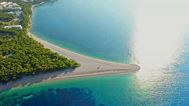 鸟瞰图宁静，阳光明媚的风景，海滩和蓝色的海洋，波尔-兹拉特尼鼠，布拉克岛，克罗地亚视频素材