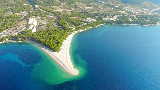 鸟瞰图宁静，阳光明媚的风景，海滩和蓝色的海洋，波尔-兹拉特尼鼠，布拉克岛，克罗地亚视频素材