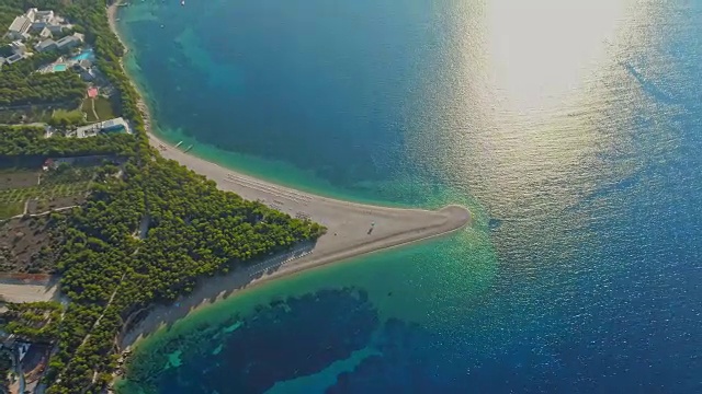 鸟瞰图宁静，阳光明媚的风景，海滩和蓝色的海洋，波尔-兹拉特尼鼠，布拉克岛，克罗地亚视频素材