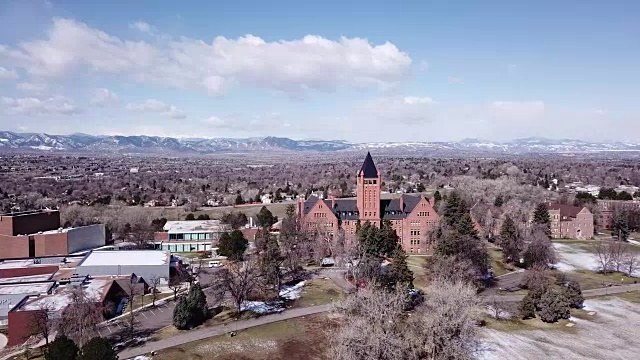 一架无人机飞过科罗拉多州丹佛市的College Heights视频素材