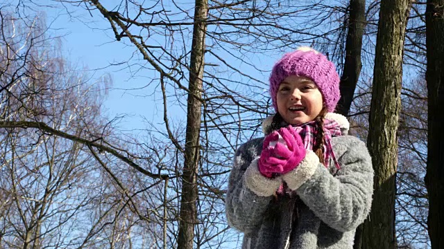 小女孩在玩雪球视频素材