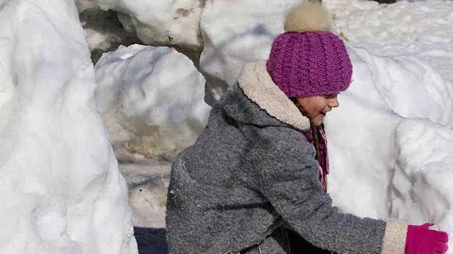 快乐的小女孩玩雪球视频素材