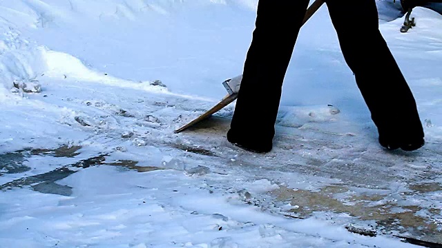 暴风雪过后，清洁工正在清除人行道上的积雪。视频素材