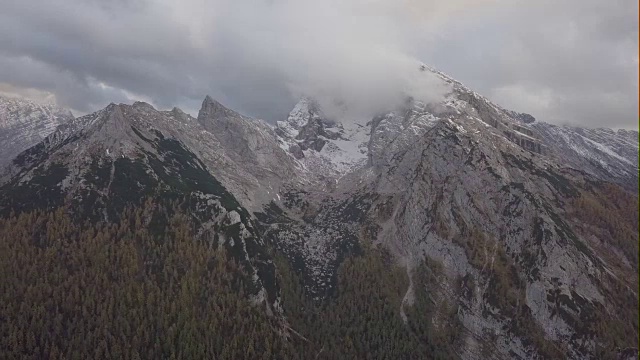 在德国伯希特斯加登拉姆绍的瓦兹曼和霍克卡尔特山脉附近飞行。原始的原始日志格式。视频素材