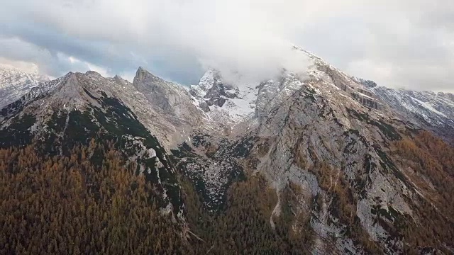 在德国伯希特斯加登拉姆绍的瓦兹曼和霍克卡尔特山脉附近飞行视频素材