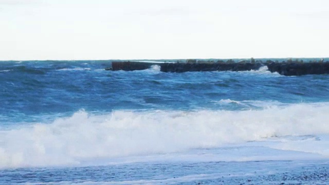 海浪在海滩上奔腾视频下载