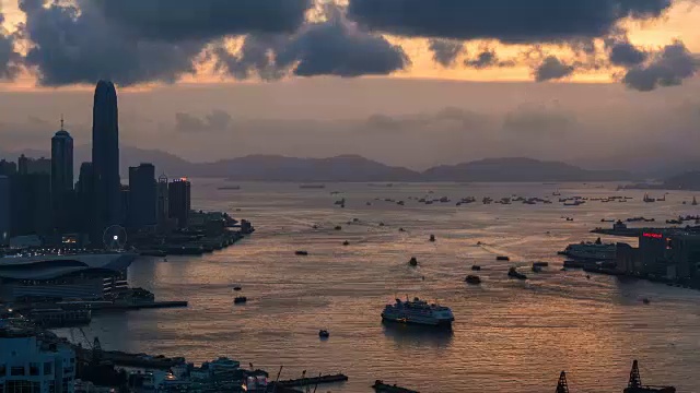 4K延时拍摄:香港维多利亚港山顶的日落视频素材