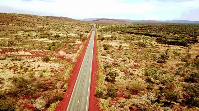 横穿澳洲内陆的无尽道路视频素材